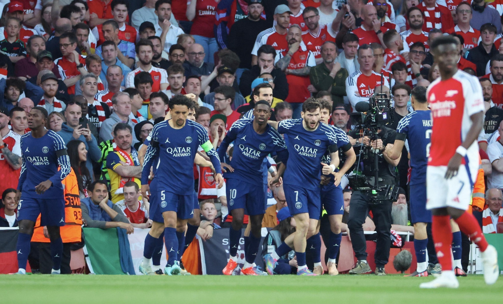 他一句话没说，但态度已经很明显（他沉默不语，态度一清二楚）