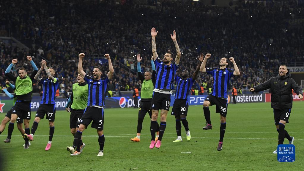 补时阶段两黄变一红，皇马后卫卡雷拉斯职业生涯首次被罚下（补时两黄累积成红牌，皇马后卫卡雷拉斯生涯首度被逐）