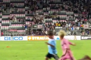 理性追星，新鹏城vs成都赛后有球迷跳下看台与韦世豪合影（理性追星：新鹏城对成都赛后球迷翻越看台与韦世豪合影）