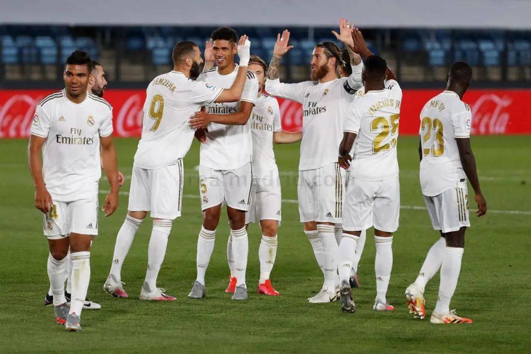 感谢俱乐部，U16国少球员身穿各自俱乐部训练服拍摄全家福（致谢俱乐部：U16国少球员穿各自俱乐部训练服合影全家福）