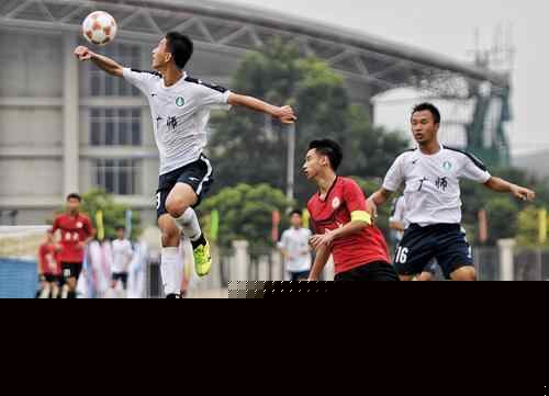 球星突破防线制造绝佳机会（球星强突撕裂防线创造黄金机会）