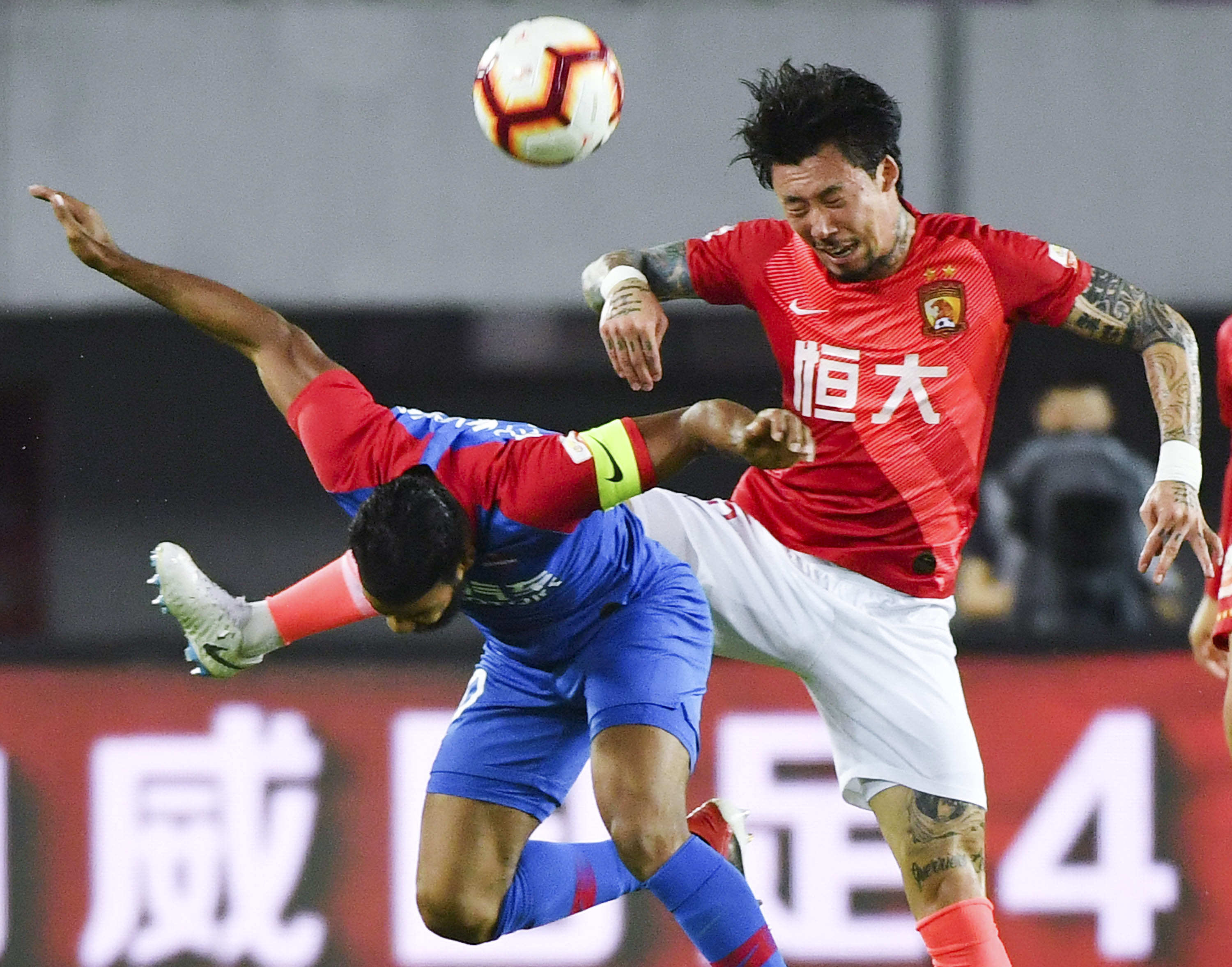 特里：我肯定同意萨拉赫的说法，他已经成为利物浦的替罪羊（特里：赞同萨拉赫的观点，他已成利物浦的替罪羊）